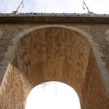 Arrivati alla fine del ponticello troviamo una seconda scalinata: la percorriamo per ritrovarci all�interno della lama. Sopra di noi si staglia il ponte ottocentesco con le sue imponenti cinque arcate